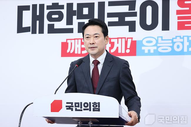 이재명 대통령 국정운영 긍정 평가 69%…국민의힘 지지율 15%로 하락